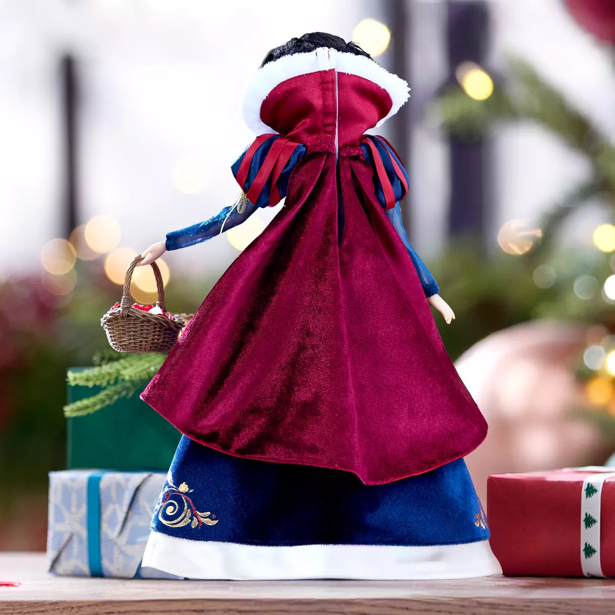 Snow White 2025 Holiday Special Edition Doll Blanca Nieves