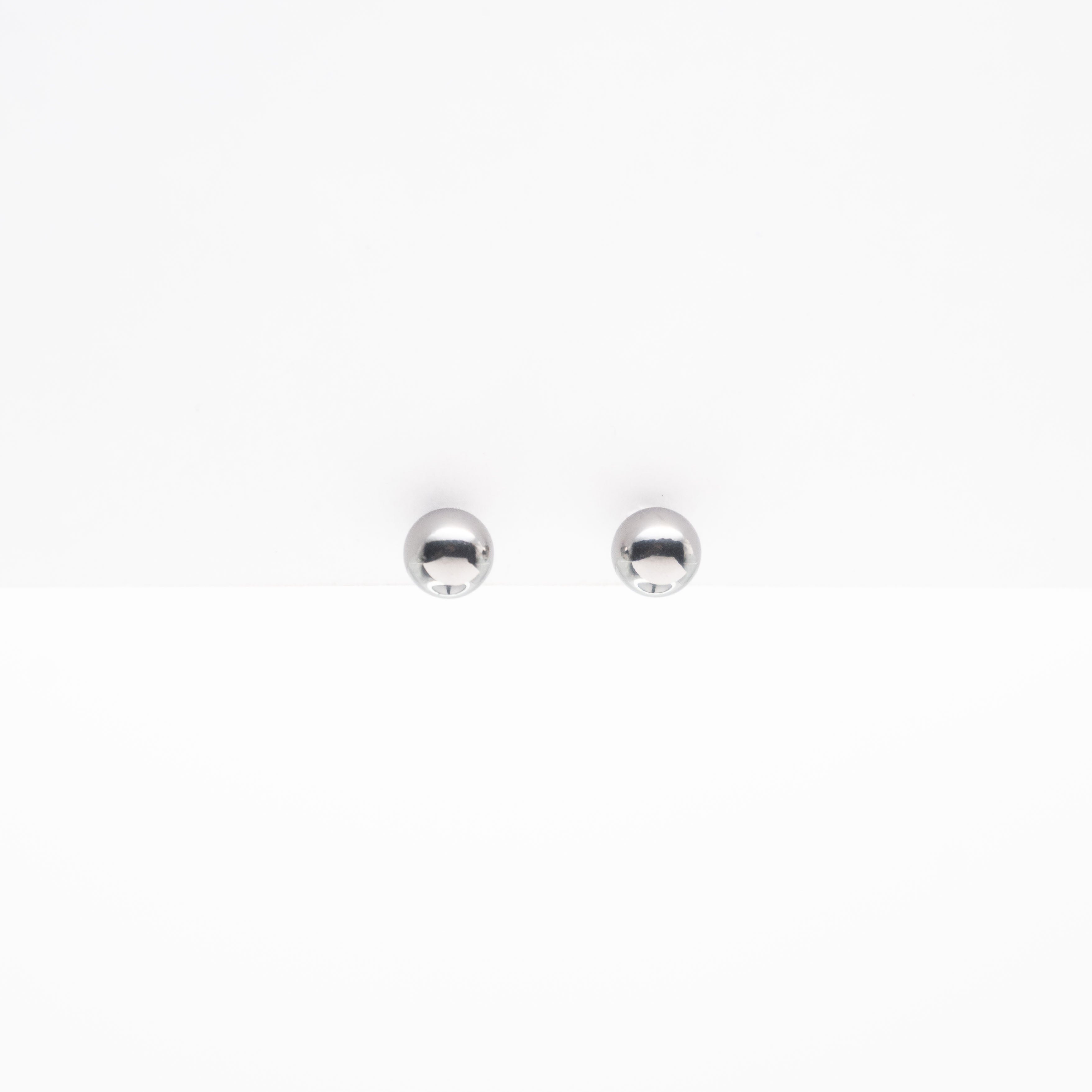 Aretes Minimalistas Plateados Mediano
