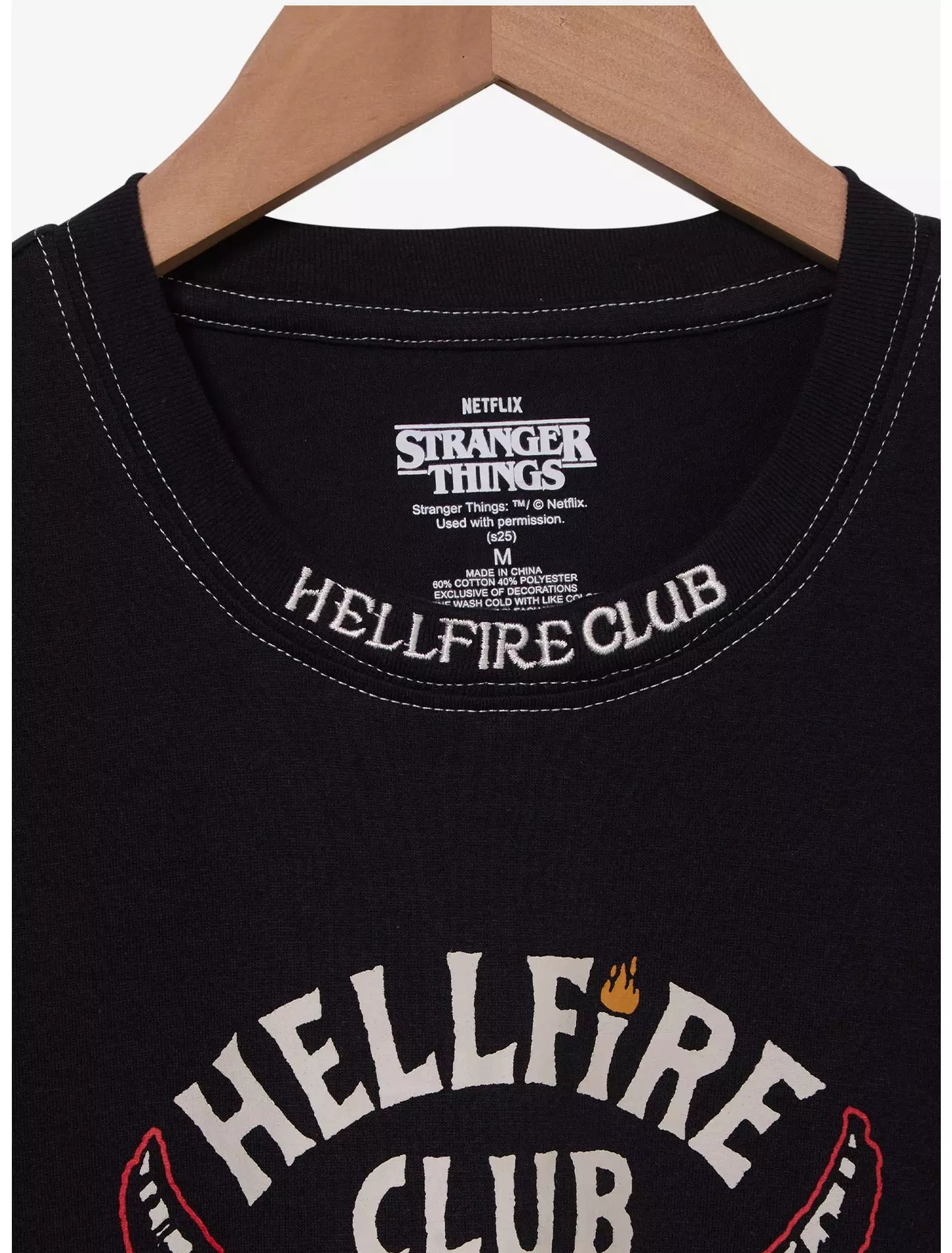 Camiseta Hellfire Club Stranger Things Cuello Bordado