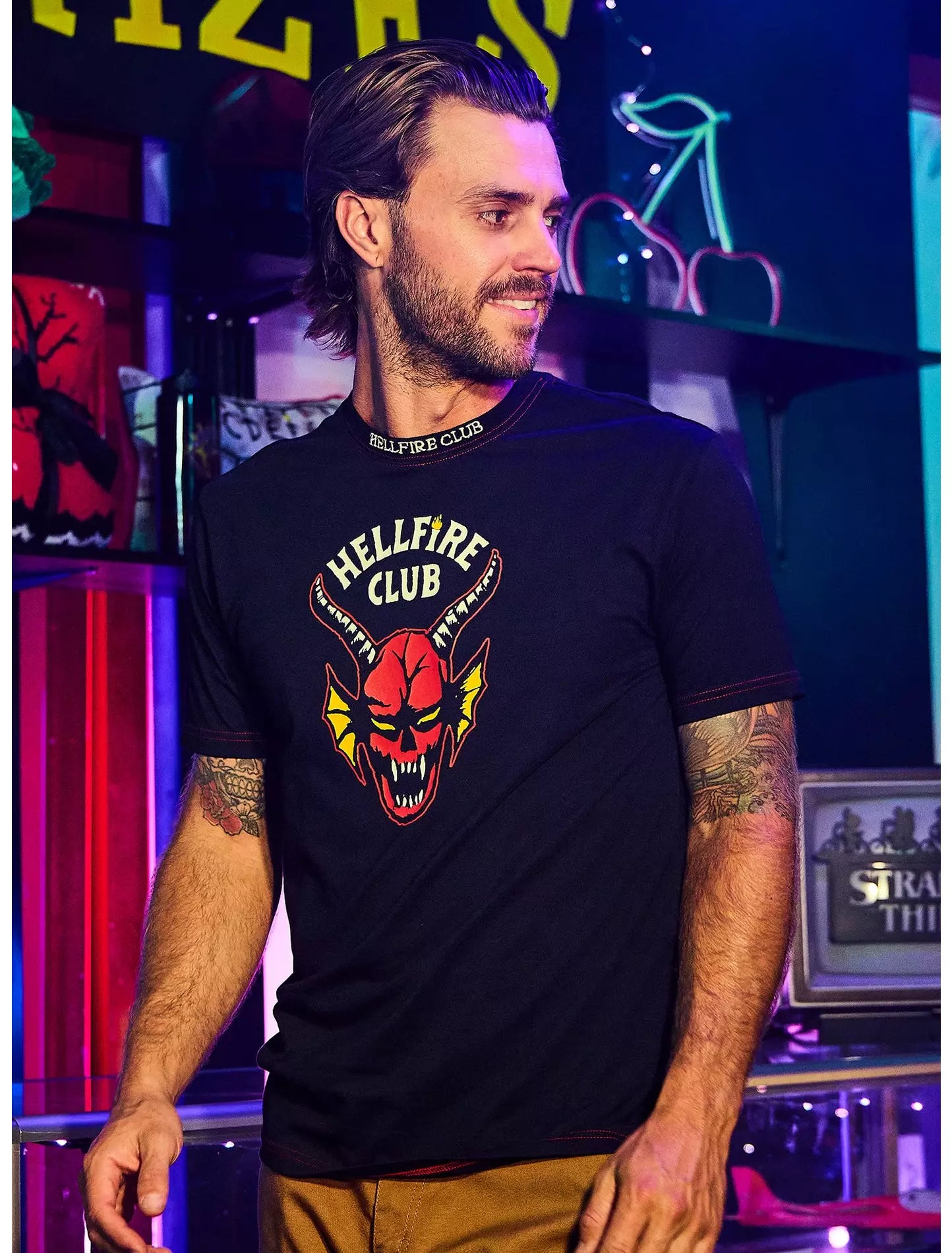 Camiseta Hellfire Club Stranger Things Cuello Bordado