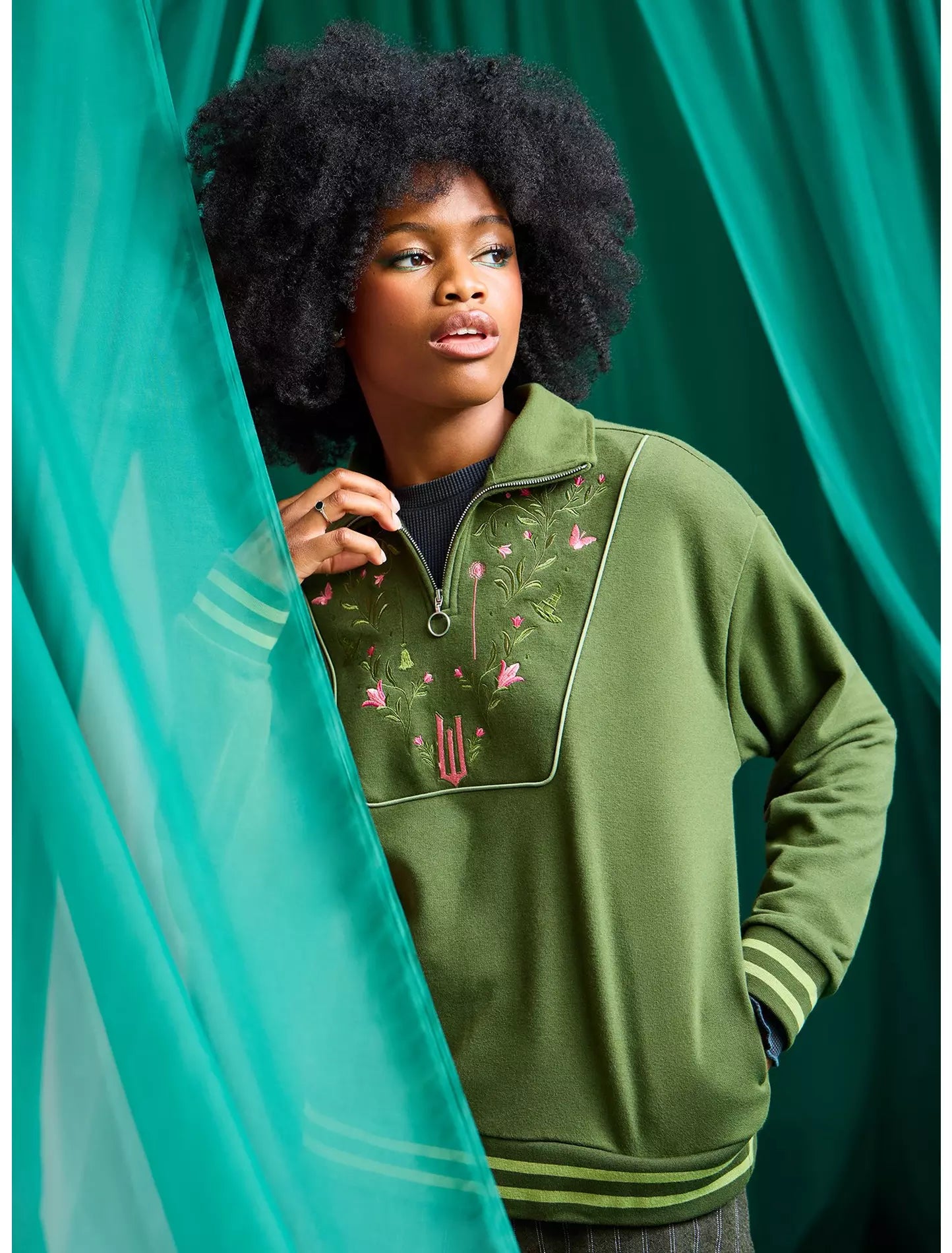 Sudadera Wicked con Cierre al Cuello y Bordados