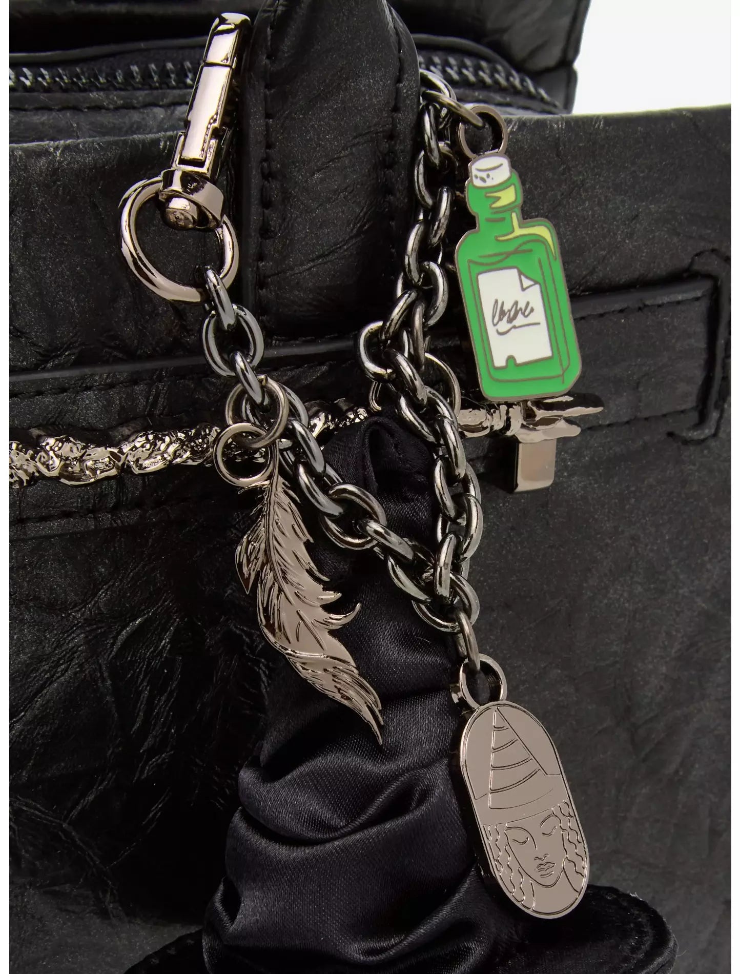 Bolso Wicked Elphaba con Textura Arrugada y Detalle de Escoba
