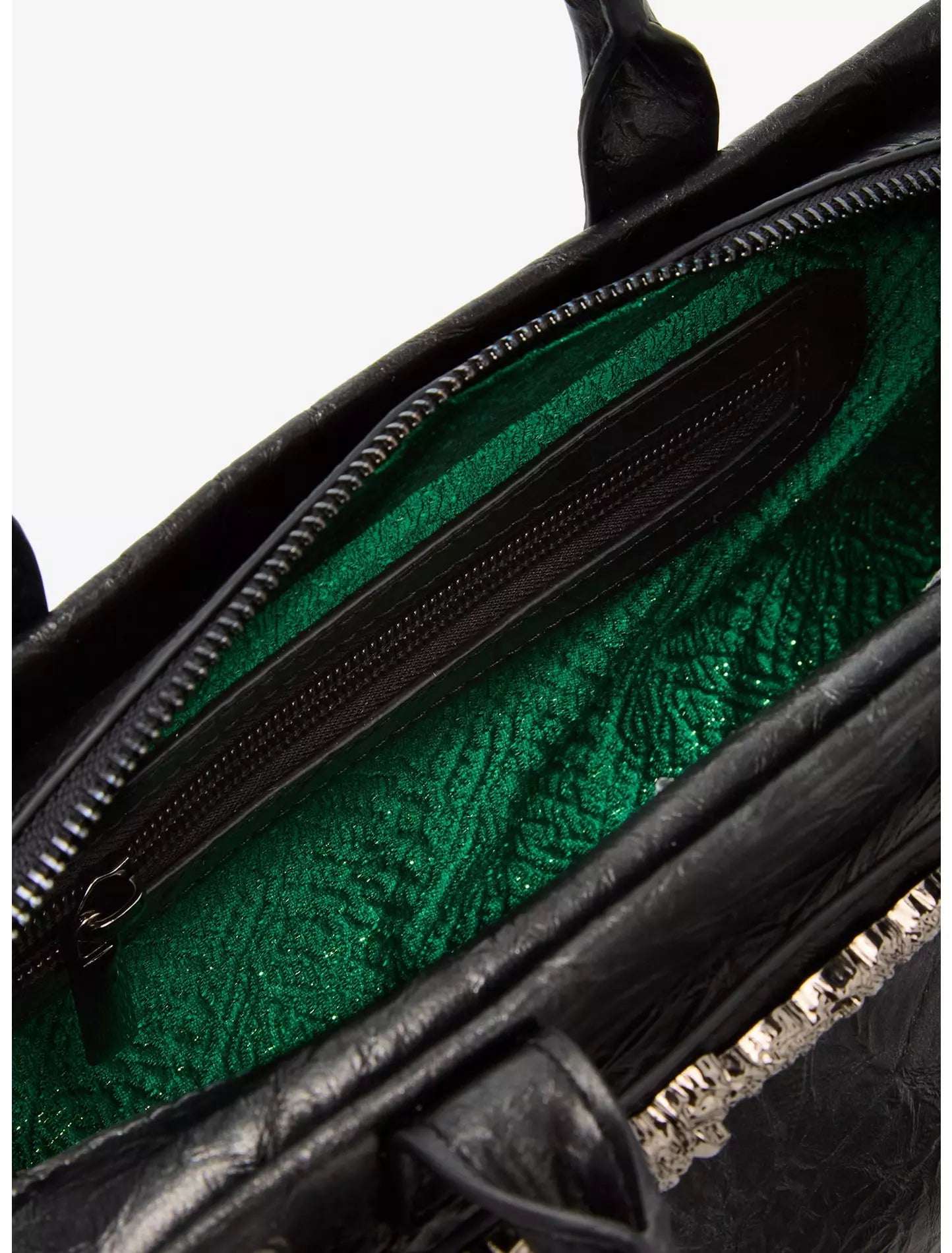 Bolso Wicked Elphaba con Textura Arrugada y Detalle de Escoba