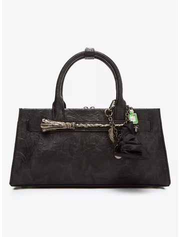 Bolso Wicked Elphaba con Textura Arrugada y Detalle de Escoba