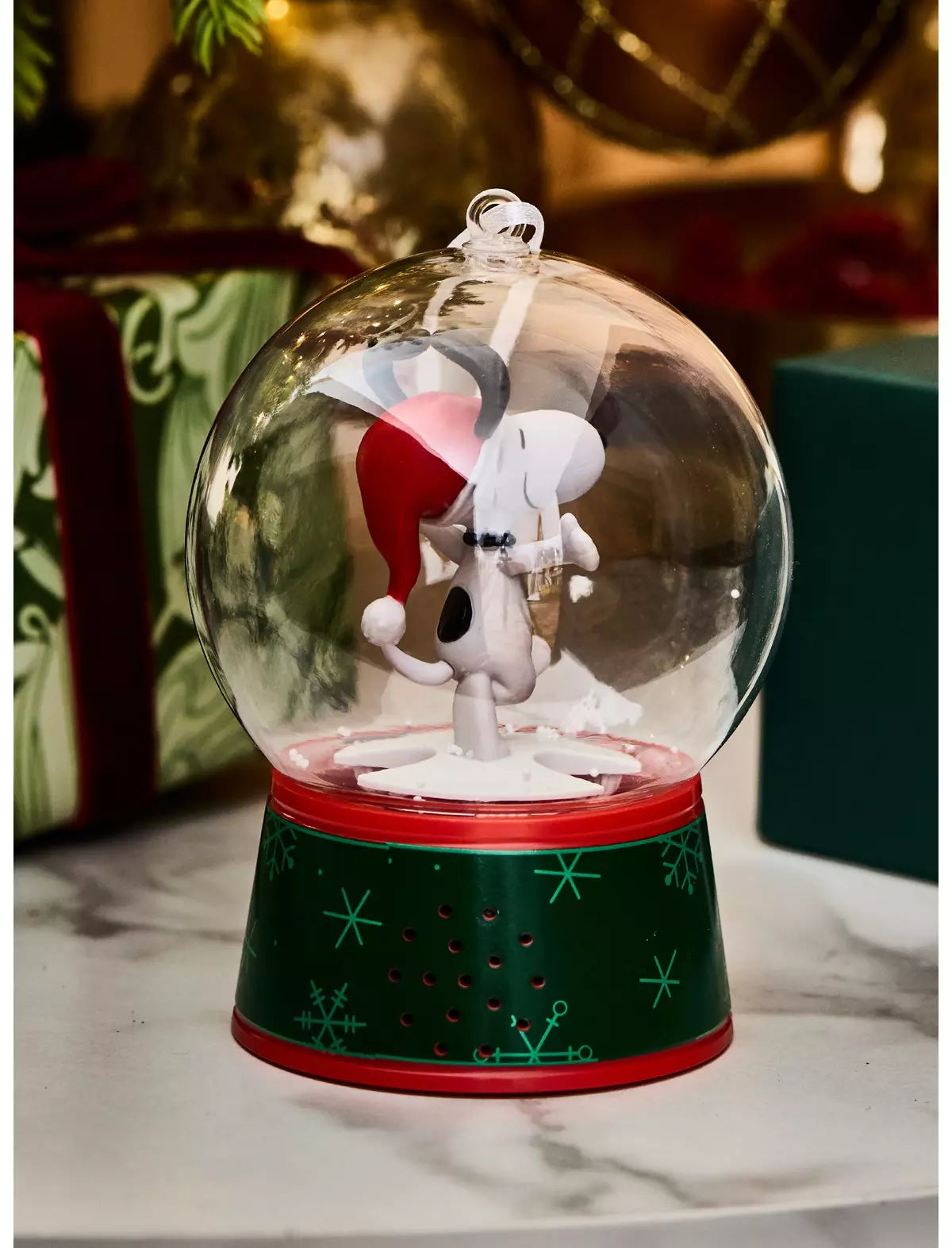 Peanuts Snoopy Snow Globe Musical Ornamento