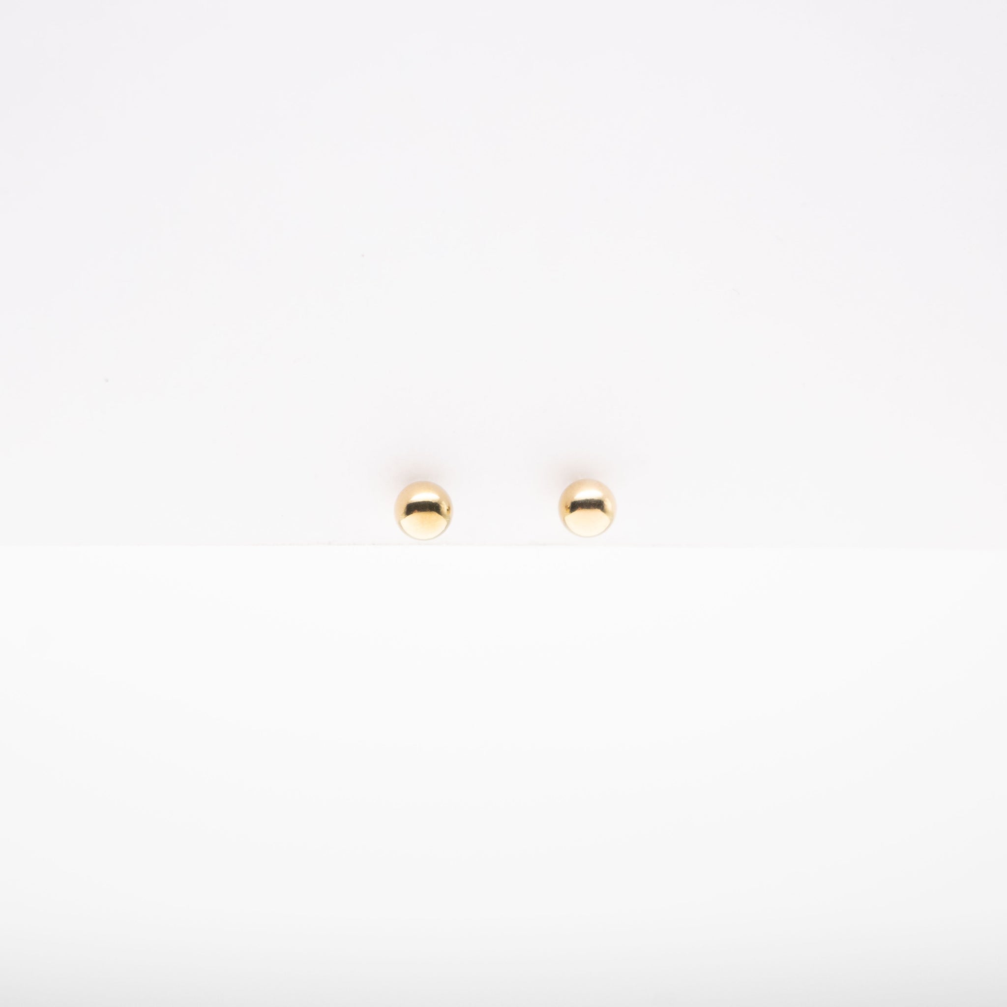 Arete Minimalista Dorado Mediano