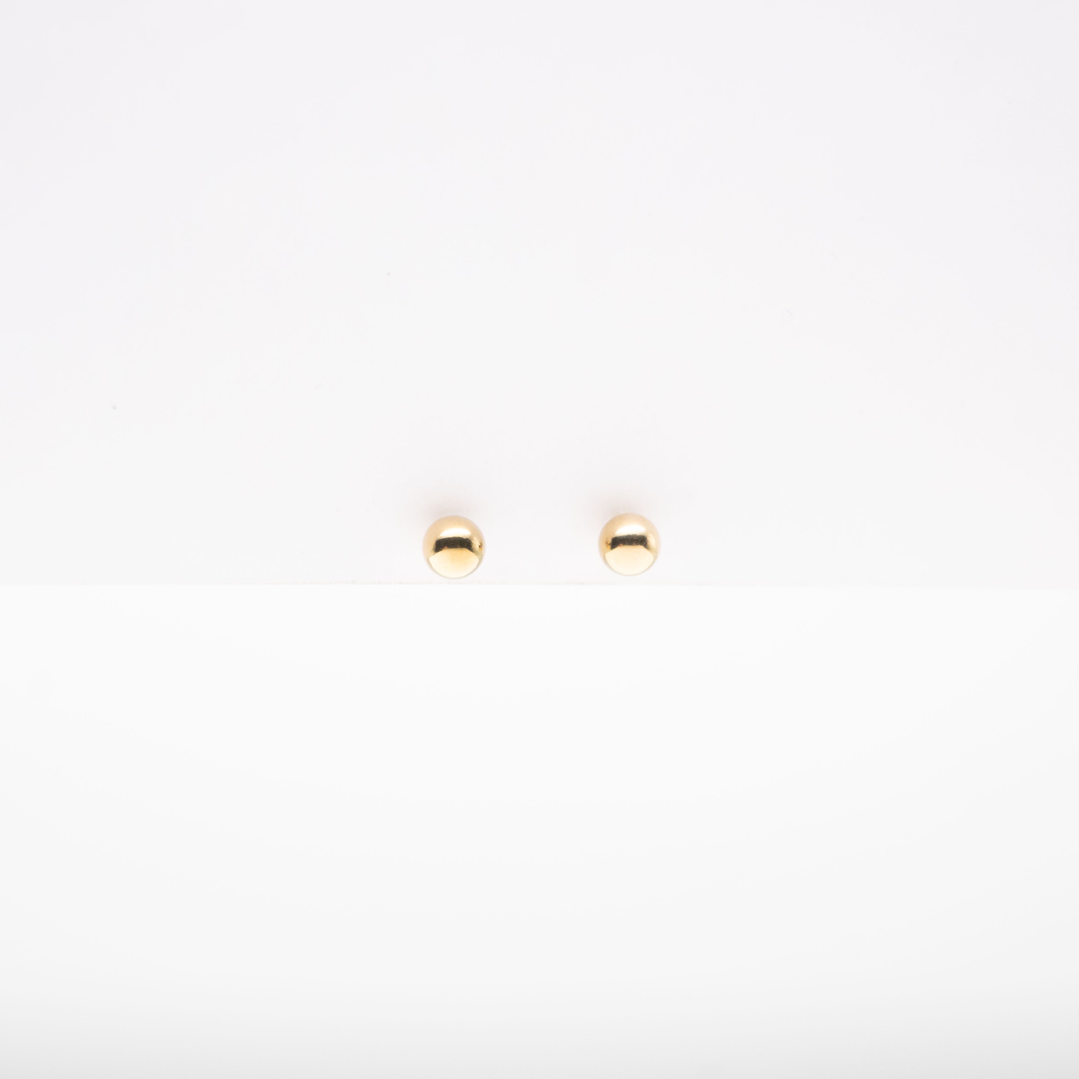 Arete Minimalista Dorado Mediano
