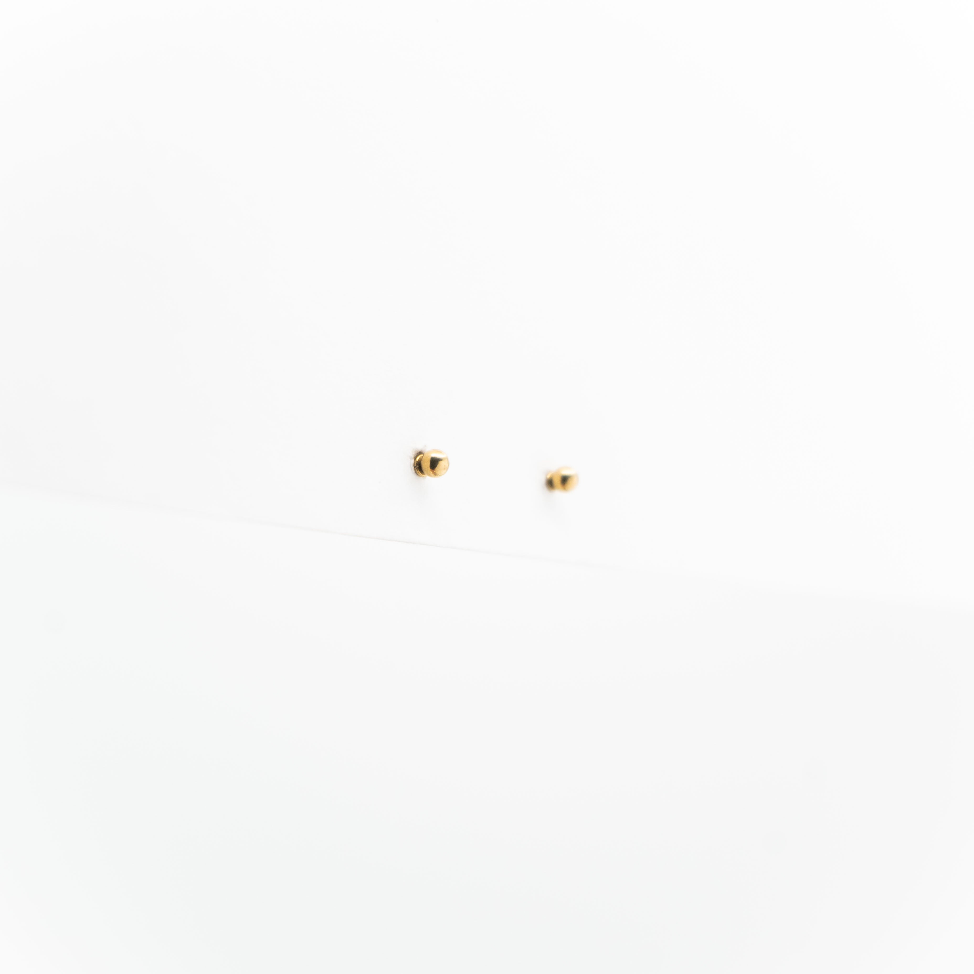 Arete Minimalista Dorado Pequeño
