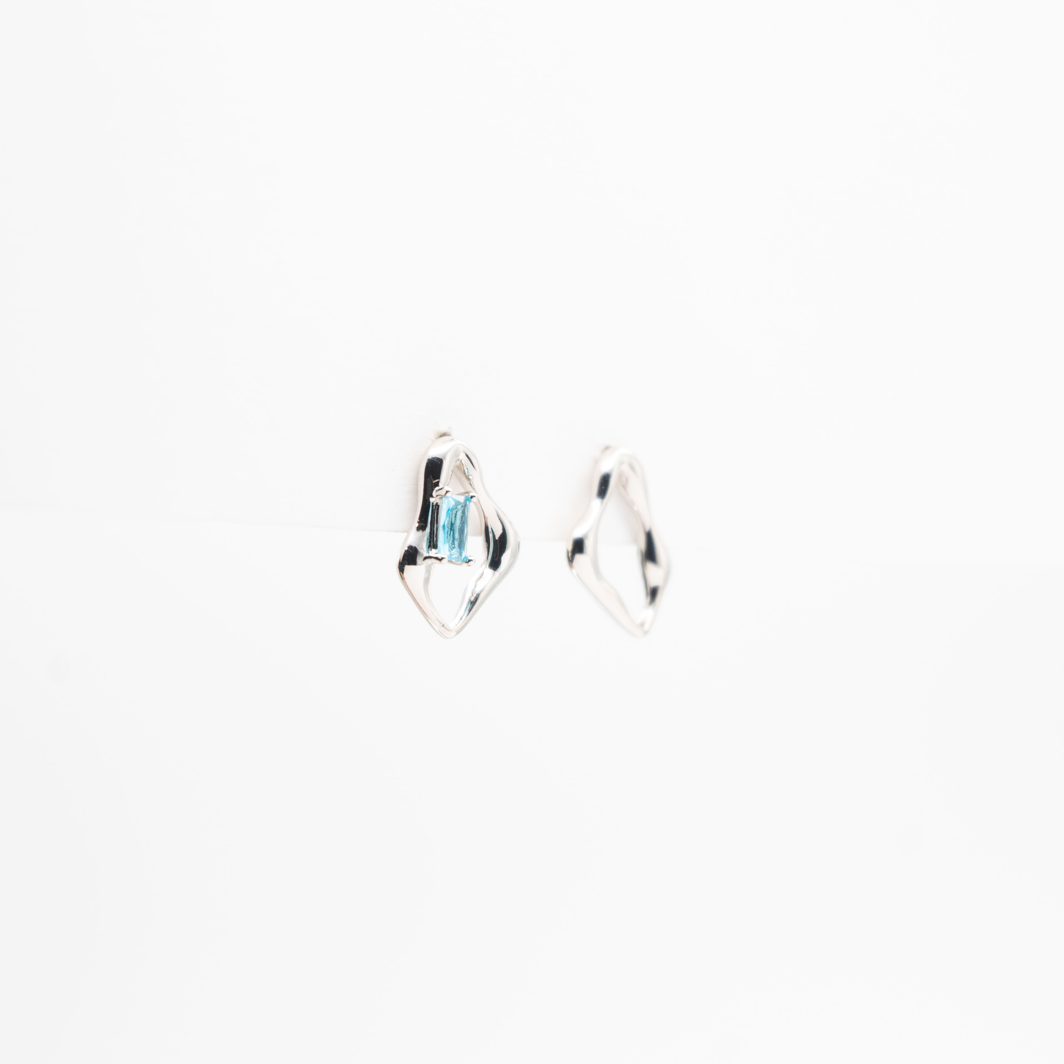 Aretes Plateados Con Circonia