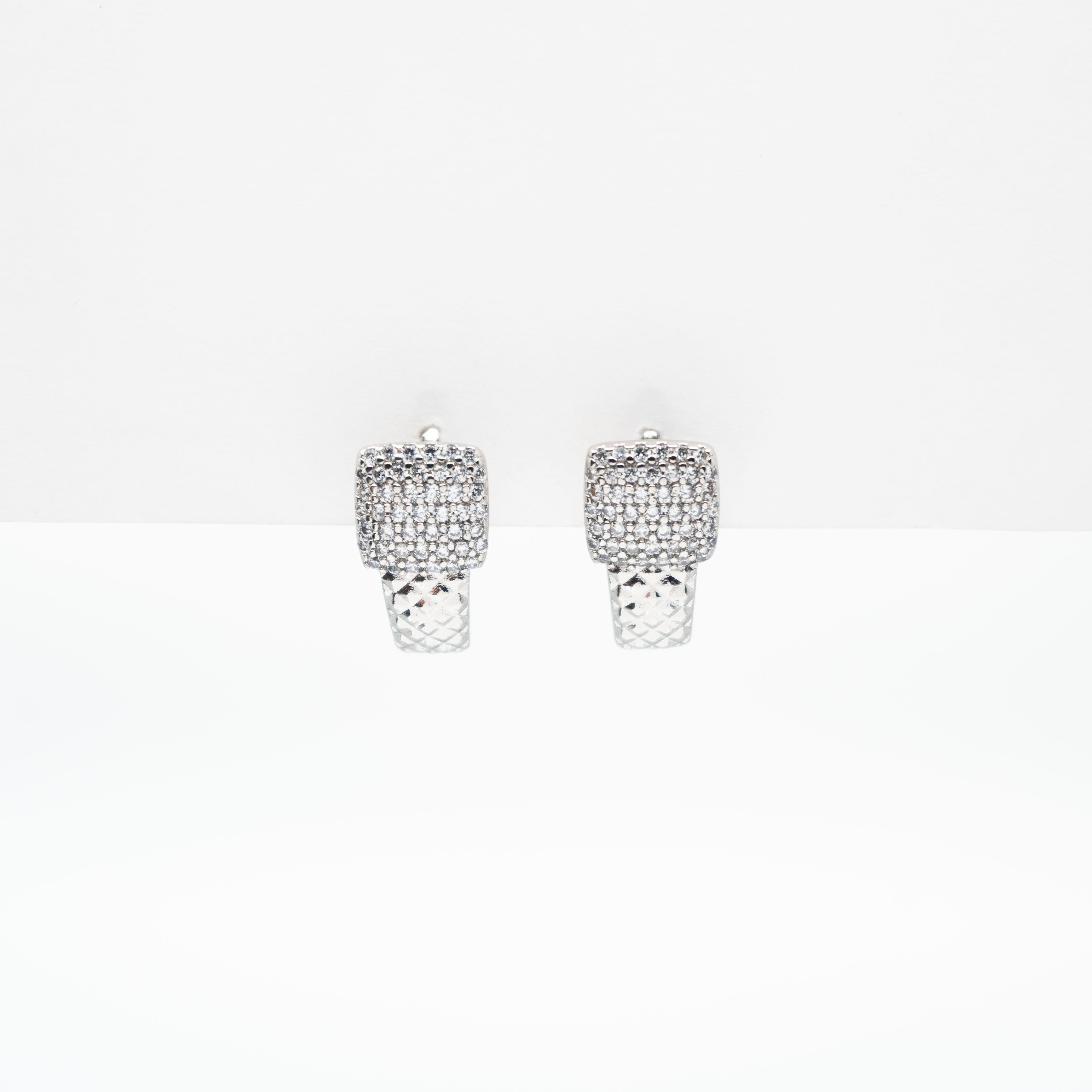 Aretes Plateados Con Strass