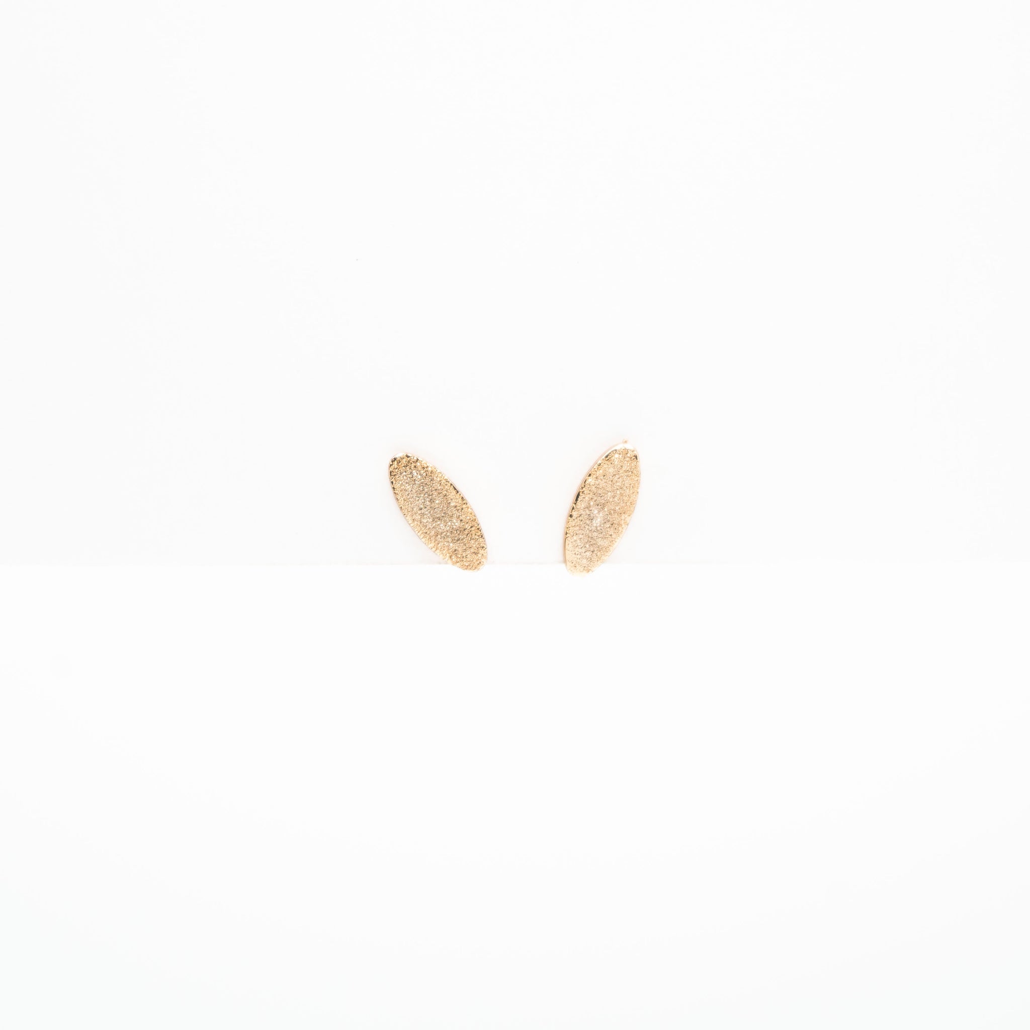 Aretes Ovalados Con Glitter Dorado