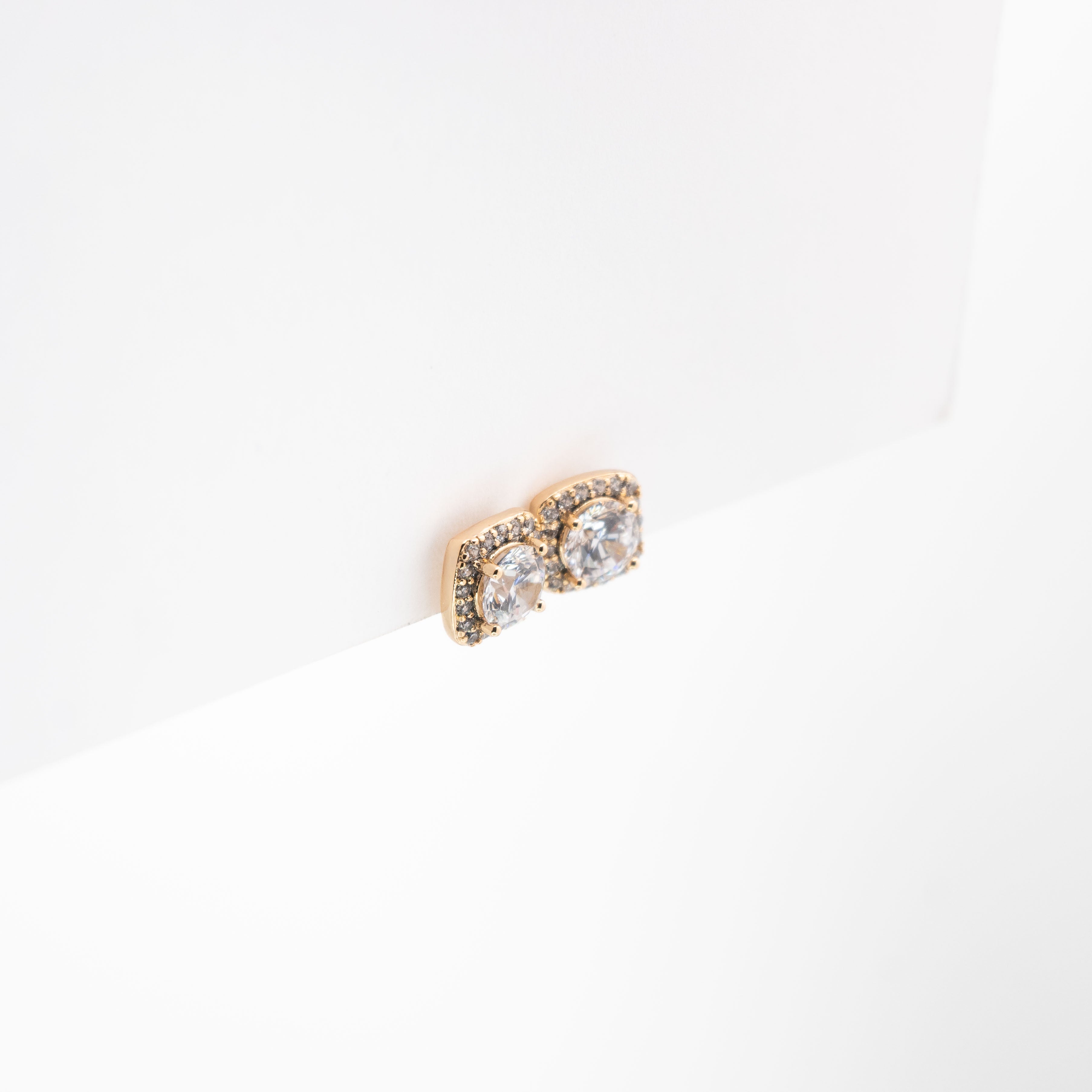 Aretes Dorados Cuadrados Strass
