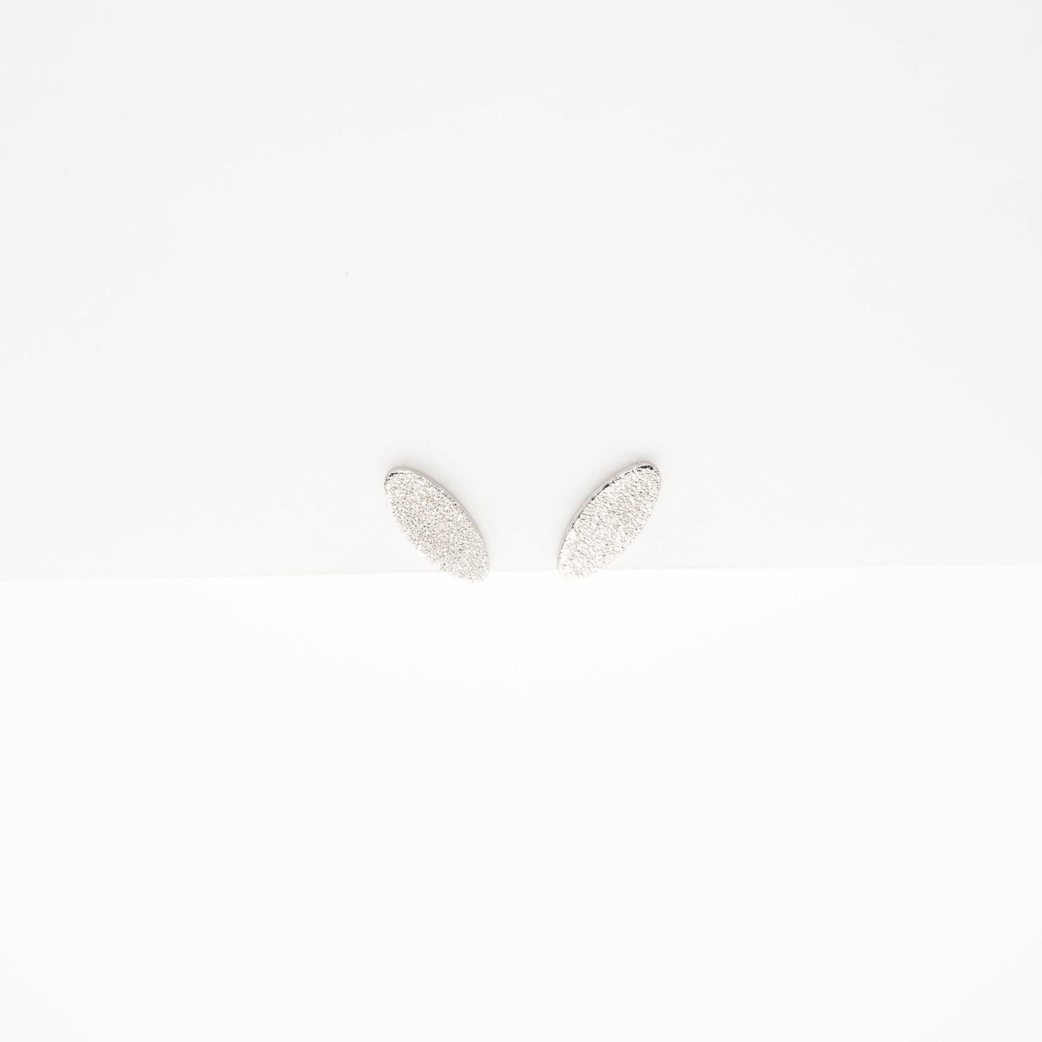 Aretes Ovalados Con Glitter Plateado