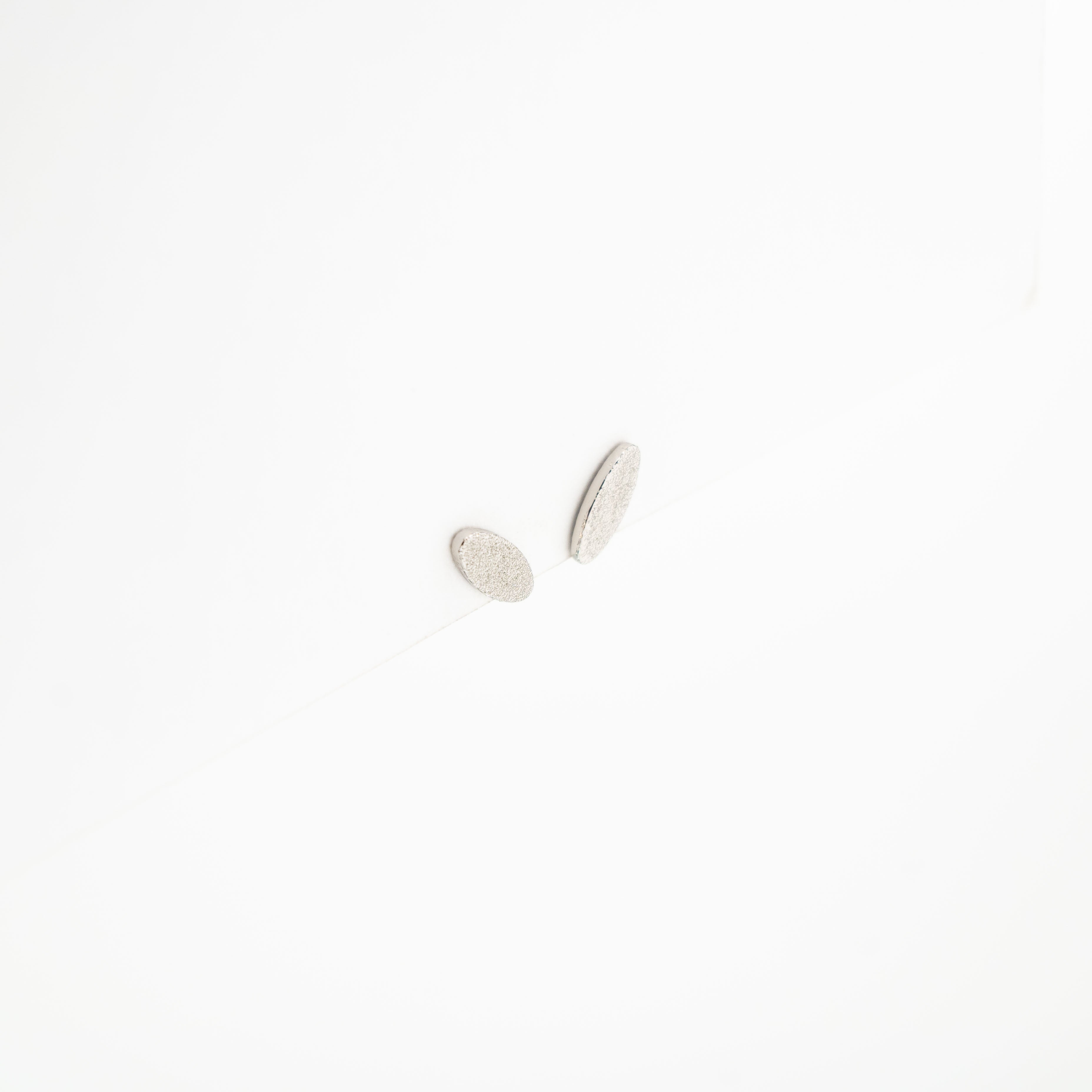 Aretes Ovalados Con Glitter Plateado