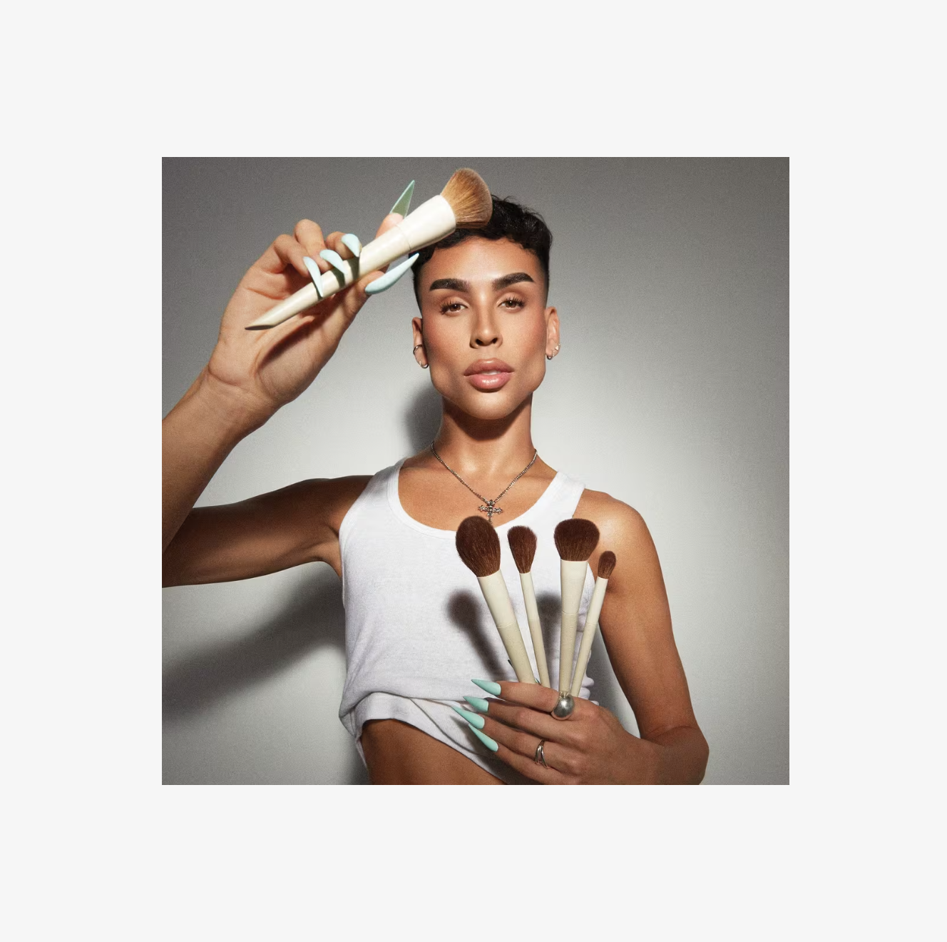 Brocha de Base A24 – Morphe X Ariel