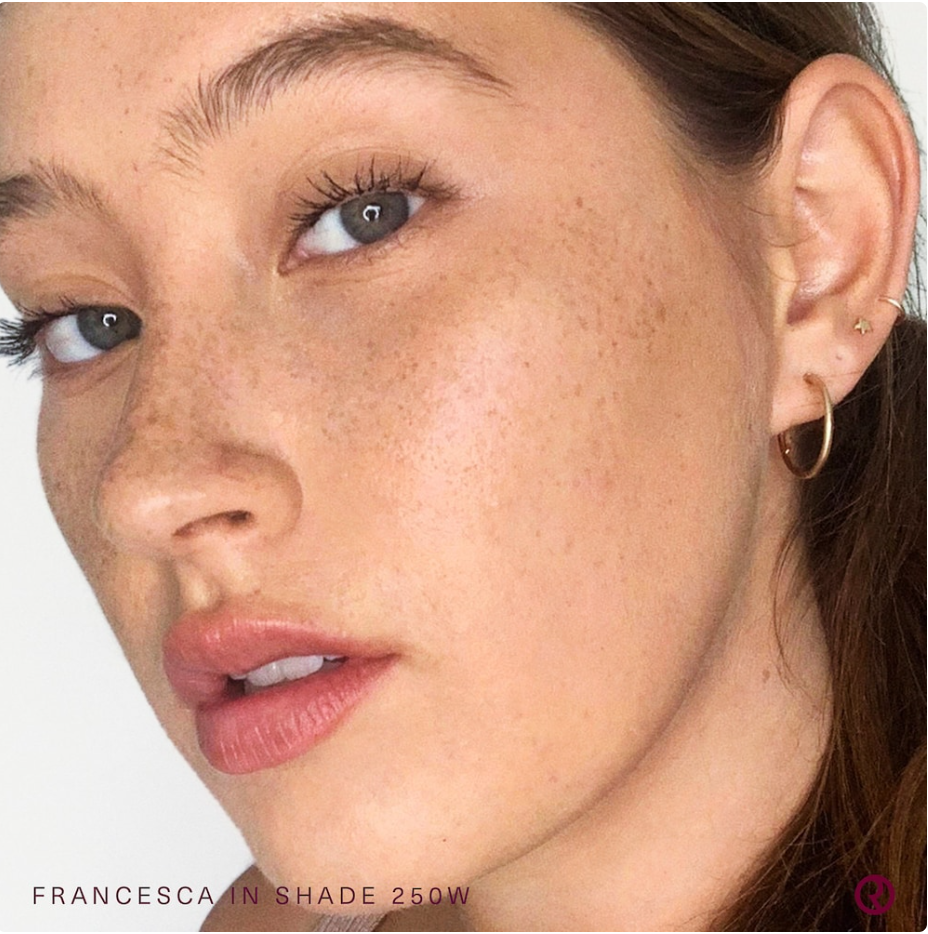 Rare Beauty by Selena Gomez Base de Maquillaje Líquida Liquid Touch