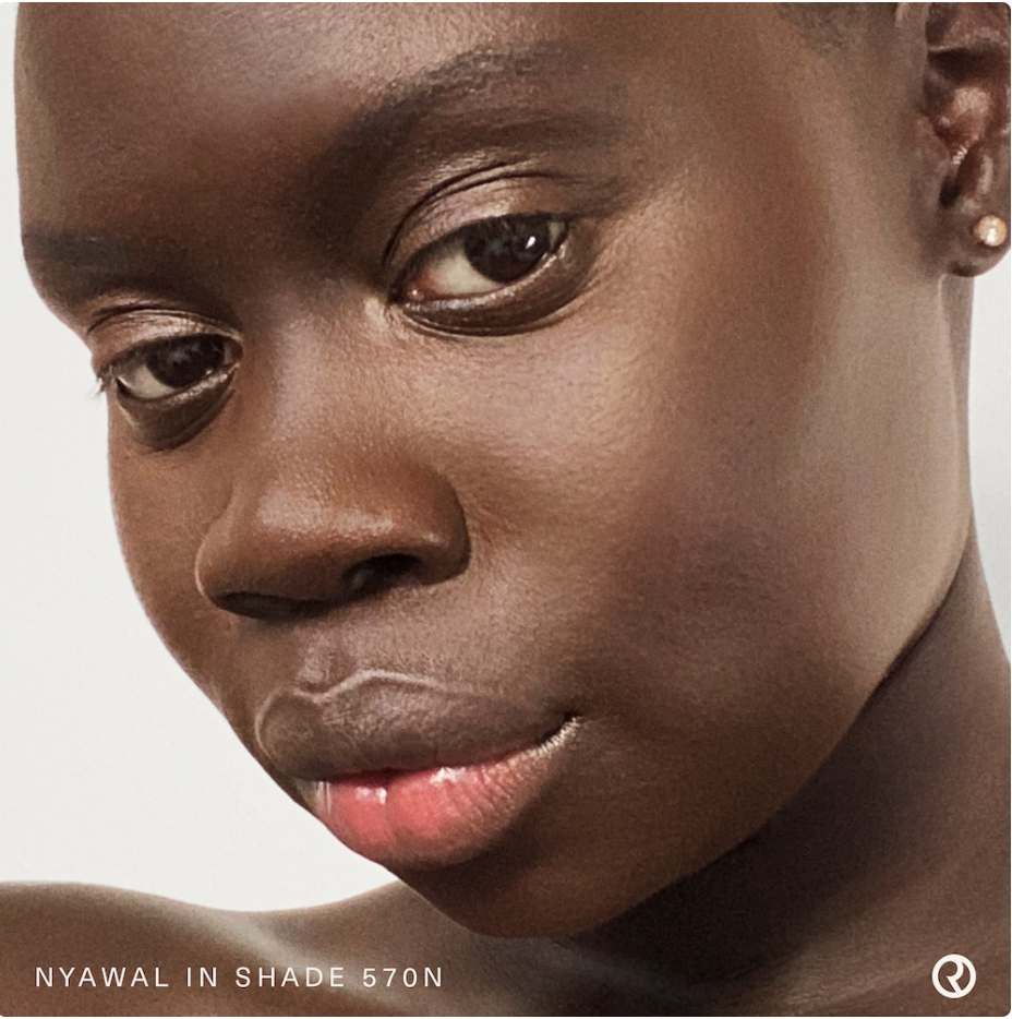 Rare Beauty by Selena Gomez Base de Maquillaje Líquida Liquid Touch