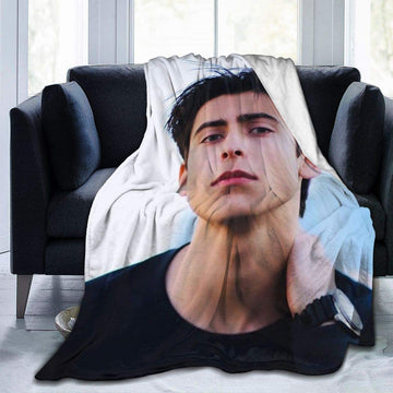 Aidan Gallagher Cobija