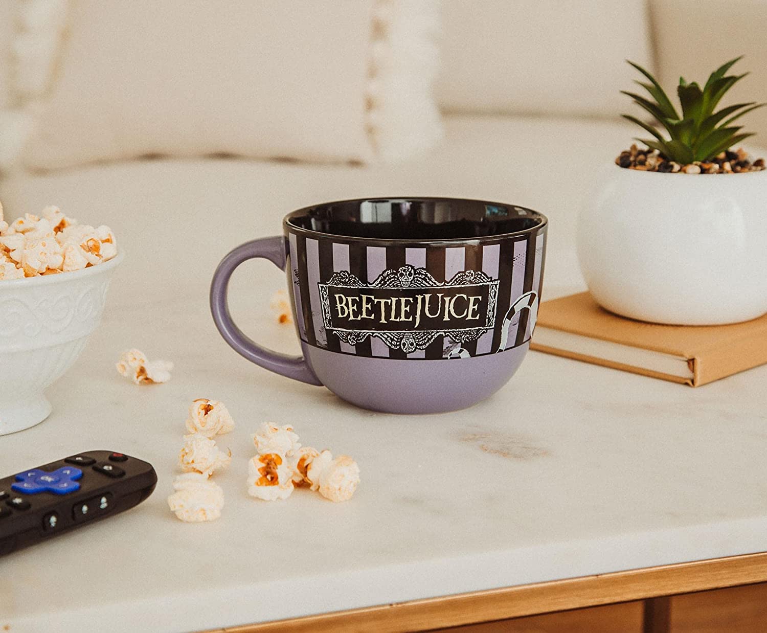 Beetlejuice Taza Morada