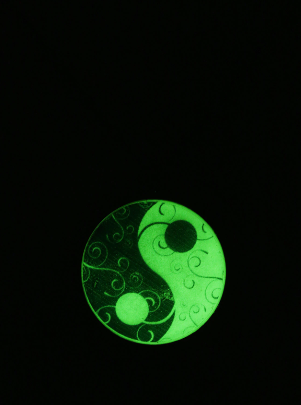 YIN-YANG GCOLLAR BRILLANTE EN LA OSCURIDAD