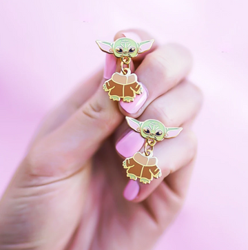 Mandalorian Aretes Baby Yoda Bano De Oro