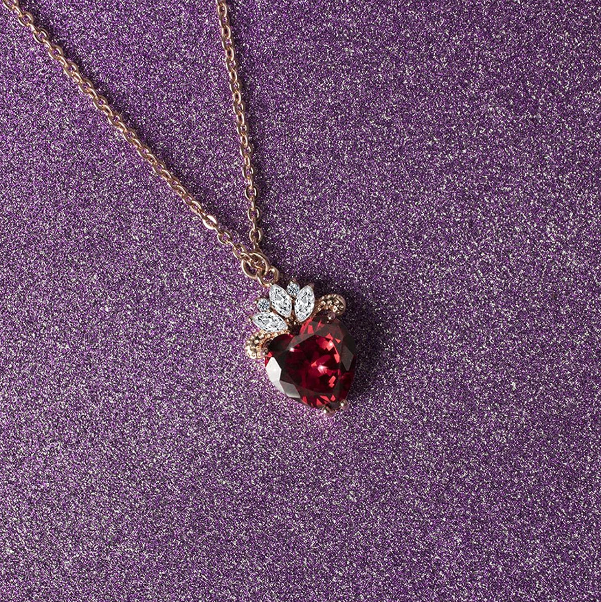 Collar Descendientes Corazón Rojo Corona